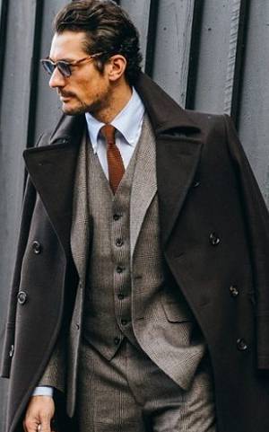 黑色大衣搭配黃灰色西裝套裝