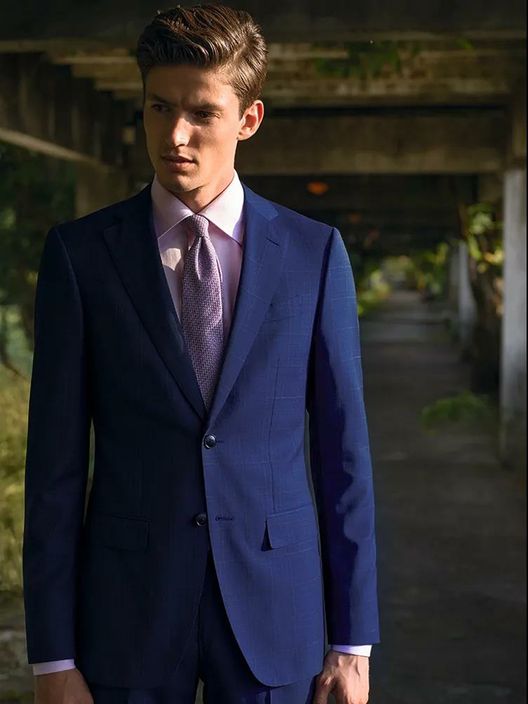 穿著經典藍西裝搭配紫色領帶的男士