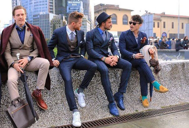 身著米色西裝、藍色西裝、條紋西裝的男士們